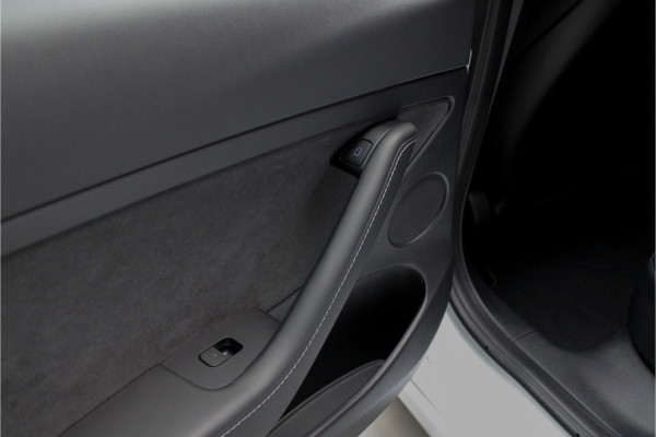 Tesla Model 3 RWD ACC Autopilot Stuurverwarm. PDC Leer Navi Panoramadak 360° Elektr. achterklep Stoelverwarming voor & achter Climate voor & achter LM velgen