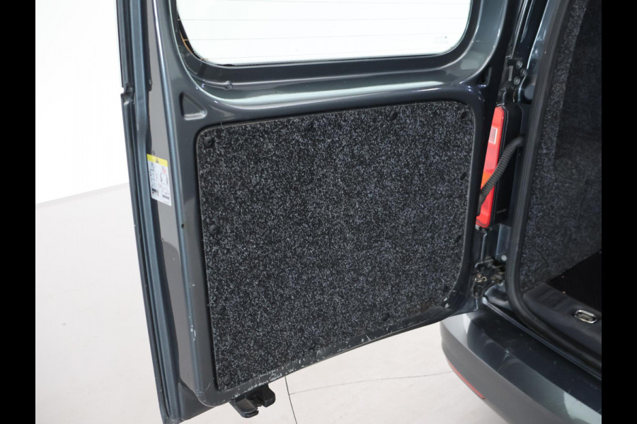 Volkswagen Caddy 2.0 TDI 180 PK + 18 INCH | VERLAAGD | BREMBO | APPLE CARPLAY | TREKHAAK | STOELVERWARMING