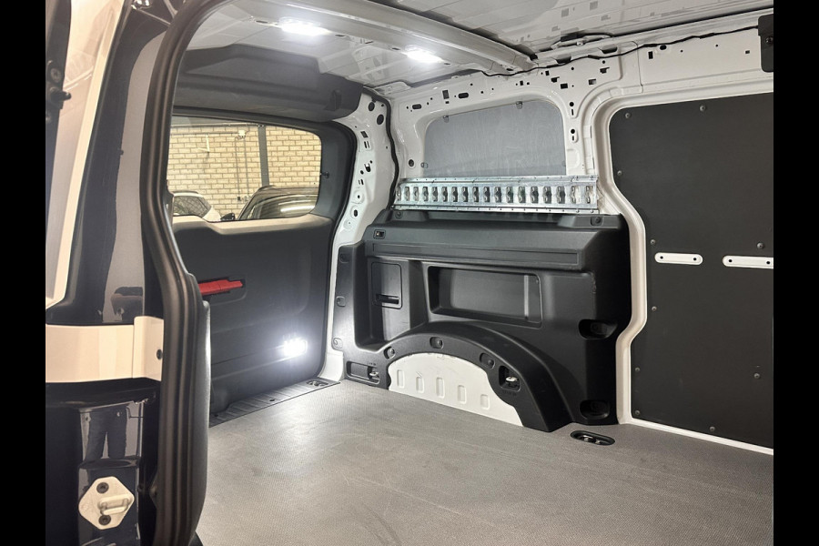 Volkswagen ID. Buzz Cargo 77 kWh SOH 96% Nieuwprijs €71233! Airco Navi Wireless Carplay IQ Light 20" LM Velgen Adaptive Cruise Control PDC VA + Camera Stoelverwarming Voorruit verwarming 3-Zits