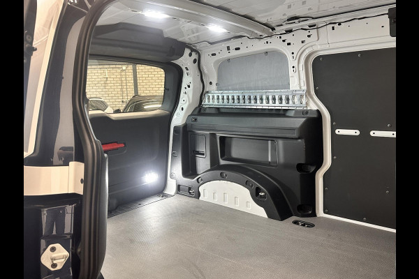 Volkswagen ID. Buzz Cargo 77 kWh SOH 96% Nieuwprijs €71233! Airco Navi Wireless Carplay IQ Light 20" LM Velgen Adaptive Cruise Control PDC VA + Camera Stoelverwarming Voorruit verwarming 3-Zits