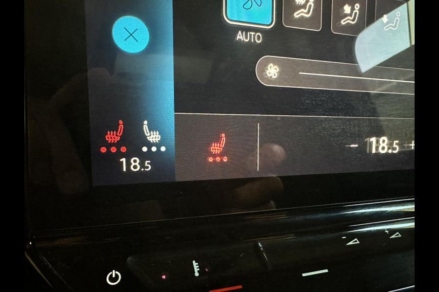 Volkswagen ID. Buzz Cargo 77 kWh SOH 96% Nieuwprijs €71233! Airco Navi Wireless Carplay IQ Light 20" LM Velgen Adaptive Cruise Control PDC VA + Camera Stoelverwarming Voorruit verwarming 3-Zits