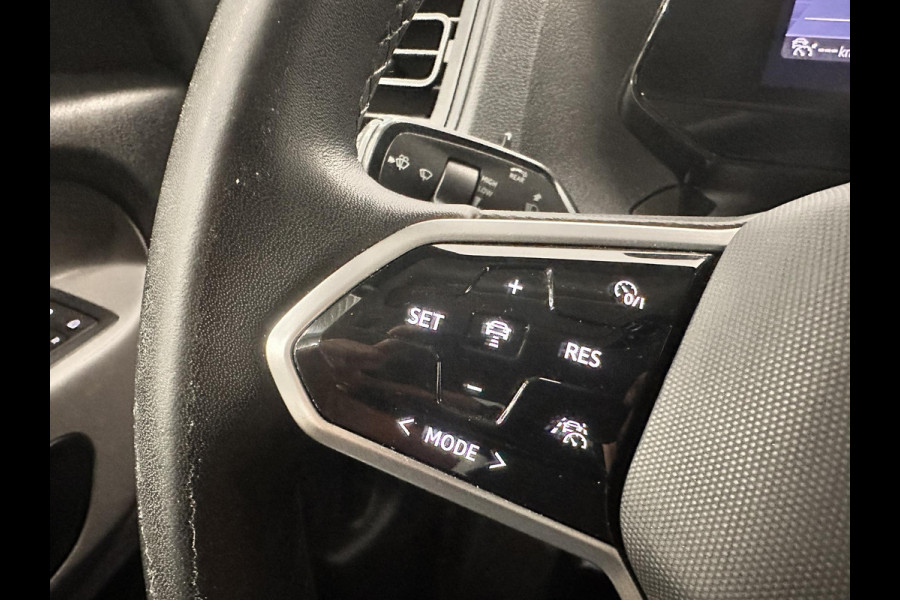 Volkswagen ID. Buzz Cargo 77 kWh SOH 96% Nieuwprijs €71233! Airco Navi Wireless Carplay IQ Light 20" LM Velgen Adaptive Cruise Control PDC VA + Camera Stoelverwarming Voorruit verwarming 3-Zits