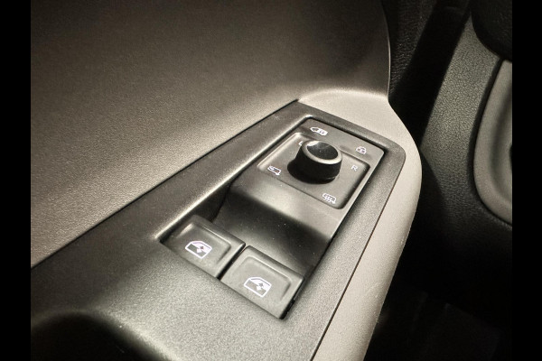 Volkswagen ID. Buzz Cargo 77 kWh SOH 96% Nieuwprijs €71233! Airco Navi Wireless Carplay IQ Light 20" LM Velgen Adaptive Cruise Control PDC VA + Camera Stoelverwarming Voorruit verwarming 3-Zits