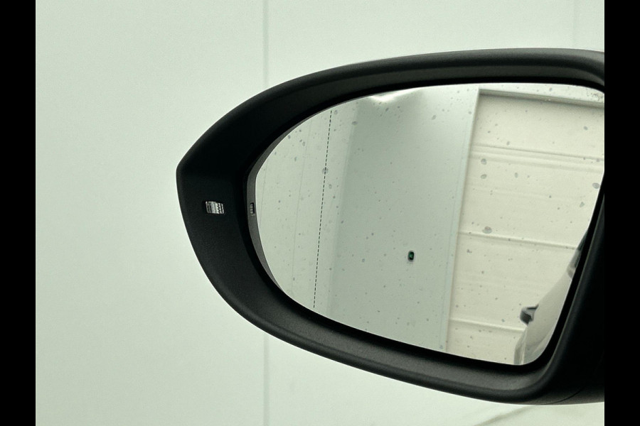 Volkswagen ID.3 First Plus 58 kWh Navigatie Apple Carplay/Android Auto Camera Parkeersensoren Adaptive Cruise Control Full LED Matrix Stoel- en stuurverwarming Lichtmetalen velgen Climate Control