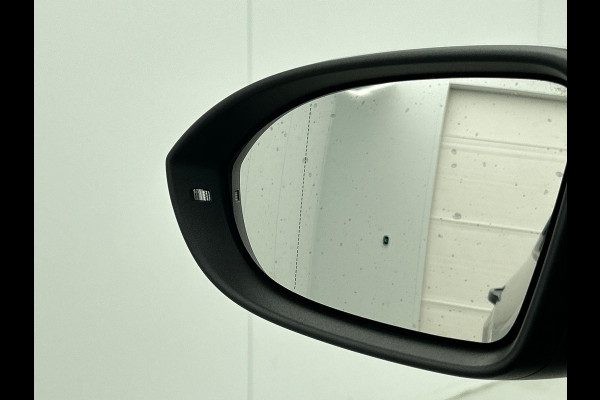 Volkswagen ID.3 First Plus 58 kWh Navigatie Apple Carplay/Android Auto Camera Parkeersensoren Adaptive Cruise Control Full LED Matrix Stoel- en stuurverwarming Lichtmetalen velgen Climate Control