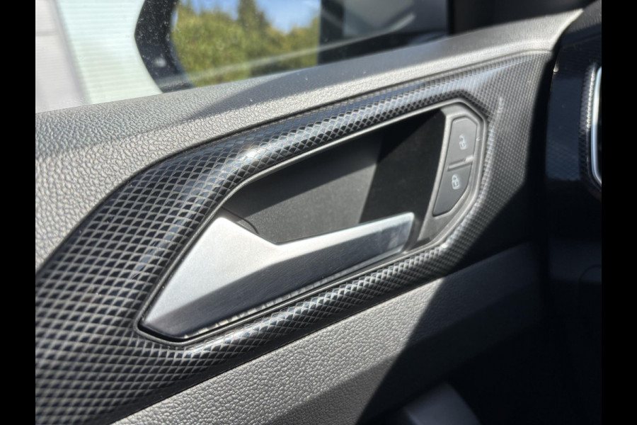 Volkswagen T-Cross 1.5 TSI R-Line Edition Camera | Adaptive Cruise | Stoeverwarming | Apple Carplay