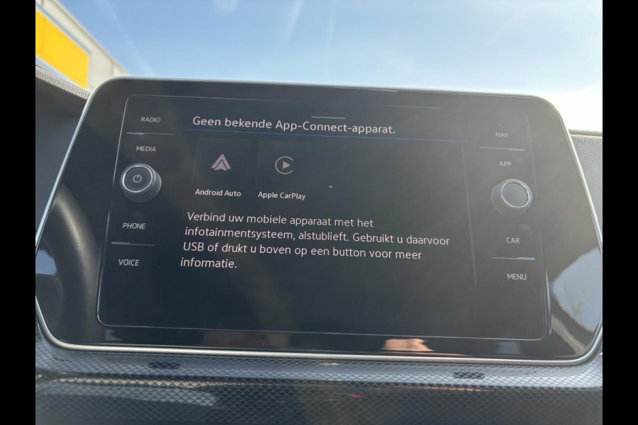 Volkswagen T-Cross 1.5 TSI R-Line Edition Camera | Adaptive Cruise | Stoeverwarming | Apple Carplay