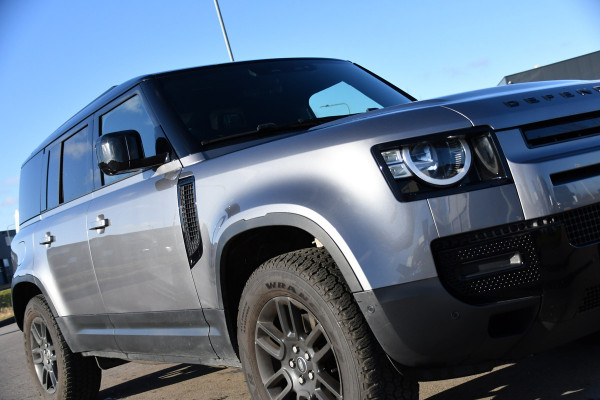 Land Rover Defender Hard Top 3.0 D250 110 MHEV S 360 Camera, Carplay, Automaat, Cruise, Grijs kenteken, 249pk, Leder, LED, Stuurverwarming, BOM VOL!