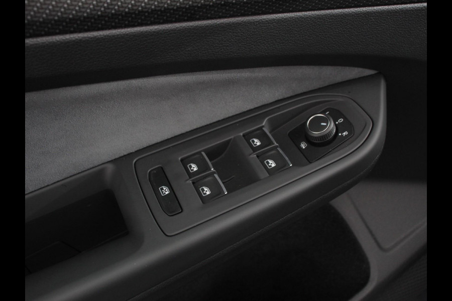 Volkswagen Golf 1.5 eTSI 150pk DSG R-Line Panorama dak Navigatie Apple Carplay/Android Auto Climate Control Camera Dab Extra Getint Glas Adaptive Cruise Control Virtual Cockpit Lichtmetalen Velgen