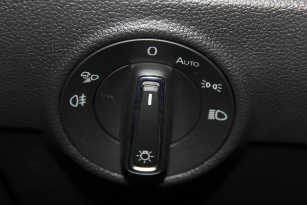 Volkswagen T-Roc 1.5-150pk R-Line Edition DSG-AUTOMAAT ! Gun u het comfort van een automaat ! Slechts 16.500km ! Stoel- en stuurwielverw., IQ-light, Adaptieve cruise cntrl, Navigatie by Apple Carplay/Android auto, Autm. airco dual, Camera, Elektr. achterklep etc.