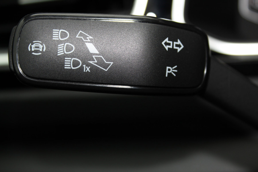 Volkswagen T-Roc 1.5-150pk R-Line Edition DSG-AUTOMAAT ! Gun u het comfort van een automaat ! Slechts 16.500km ! Stoel- en stuurwielverw., IQ-light, Adaptieve cruise cntrl, Navigatie by Apple Carplay/Android auto, Autm. airco dual, Camera, Elektr. achterklep etc.