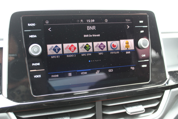 Volkswagen T-Roc 1.5-150pk R-Line Edition DSG-AUTOMAAT ! Gun u het comfort van een automaat ! Slechts 16.500km ! Stoel- en stuurwielverw., IQ-light, Adaptieve cruise cntrl, Navigatie by Apple Carplay/Android auto, Autm. airco dual, Camera, Elektr. achterklep etc.