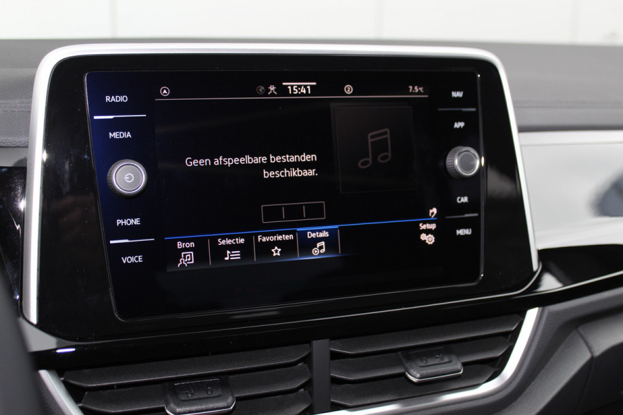 Volkswagen T-Roc 1.5-150pk R-Line Edition DSG-AUTOMAAT ! Gun u het comfort van een automaat ! Slechts 16.500km ! Stoel- en stuurwielverw., IQ-light, Adaptieve cruise cntrl, Navigatie by Apple Carplay/Android auto, Autm. airco dual, Camera, Elektr. achterklep etc.