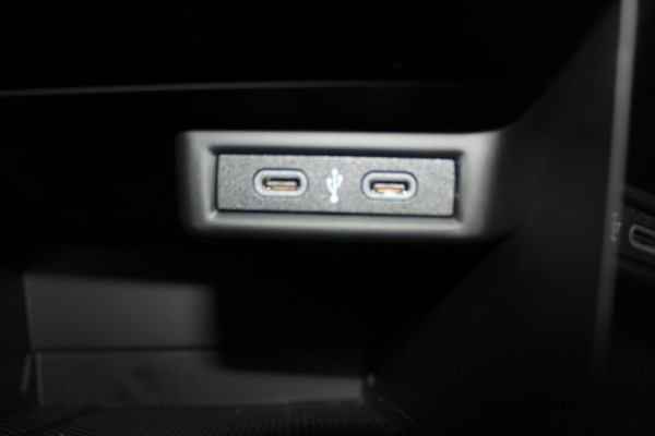 Volkswagen T-Roc 1.5-150pk R-Line Edition DSG-AUTOMAAT ! Gun u het comfort van een automaat ! Slechts 16.500km ! Stoel- en stuurwielverw., IQ-light, Adaptieve cruise cntrl, Navigatie by Apple Carplay/Android auto, Autm. airco dual, Camera, Elektr. achterklep etc.