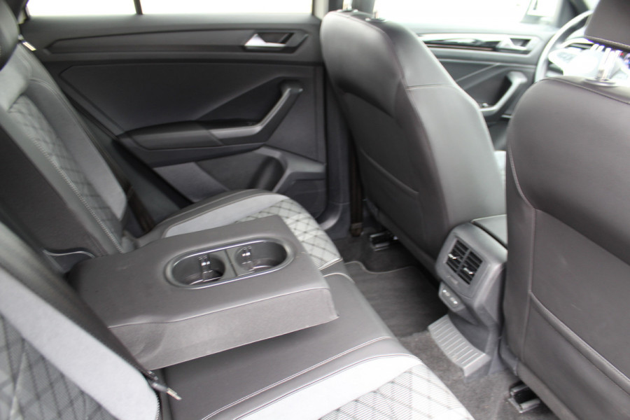 Volkswagen T-Roc 1.5-150pk R-Line Edition DSG-AUTOMAAT ! Gun u het comfort van een automaat ! Slechts 16.500km ! Stoel- en stuurwielverw., IQ-light, Adaptieve cruise cntrl, Navigatie by Apple Carplay/Android auto, Autm. airco dual, Camera, Elektr. achterklep etc.