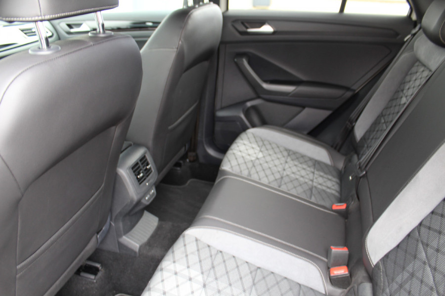 Volkswagen T-Roc 1.5-150pk R-Line Edition DSG-AUTOMAAT ! Gun u het comfort van een automaat ! Slechts 16.500km ! Stoel- en stuurwielverw., IQ-light, Adaptieve cruise cntrl, Navigatie by Apple Carplay/Android auto, Autm. airco dual, Camera, Elektr. achterklep etc.