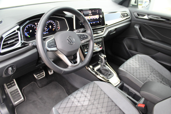 Volkswagen T-Roc 1.5-150pk R-Line Edition DSG-AUTOMAAT ! Gun u het comfort van een automaat ! Slechts 16.500km ! Stoel- en stuurwielverw., IQ-light, Adaptieve cruise cntrl, Navigatie by Apple Carplay/Android auto, Autm. airco dual, Camera, Elektr. achterklep etc.