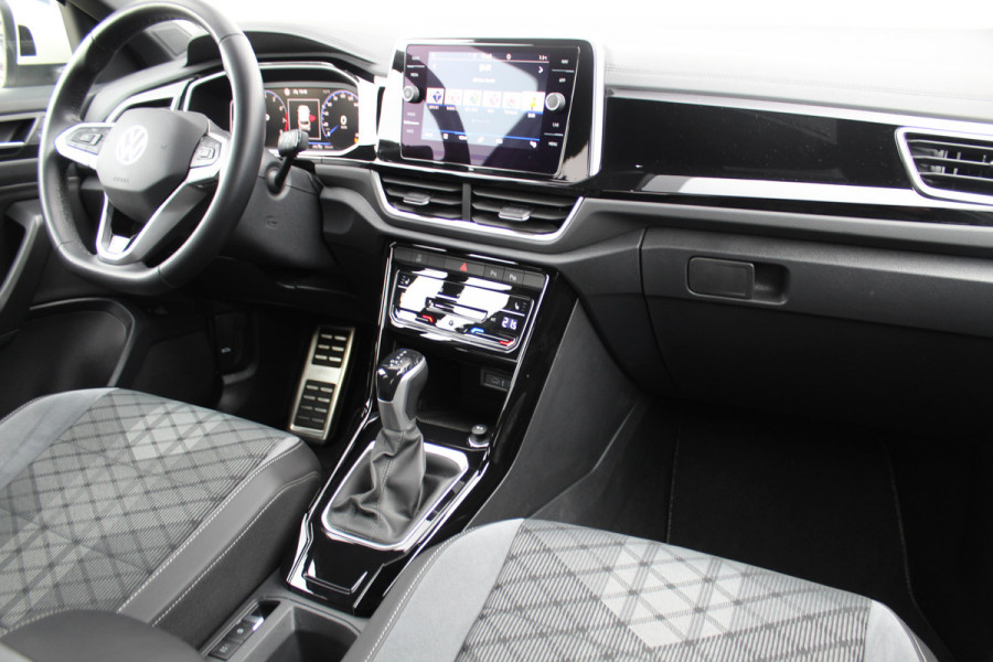 Volkswagen T-Roc 1.5-150pk R-Line Edition DSG-AUTOMAAT ! Gun u het comfort van een automaat ! Slechts 16.500km ! Stoel- en stuurwielverw., IQ-light, Adaptieve cruise cntrl, Navigatie by Apple Carplay/Android auto, Autm. airco dual, Camera, Elektr. achterklep etc.