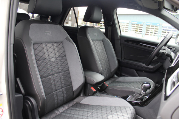 Volkswagen T-Roc 1.5-150pk R-Line Edition DSG-AUTOMAAT ! Gun u het comfort van een automaat ! Slechts 16.500km ! Stoel- en stuurwielverw., IQ-light, Adaptieve cruise cntrl, Navigatie by Apple Carplay/Android auto, Autm. airco dual, Camera, Elektr. achterklep etc.