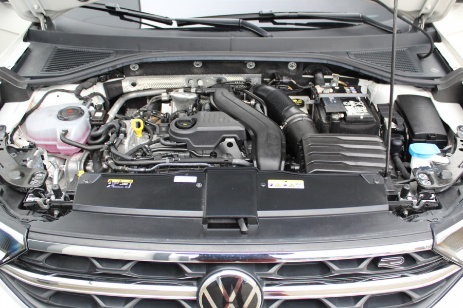 Volkswagen T-Roc 1.5-150pk R-Line Edition DSG-AUTOMAAT ! Gun u het comfort van een automaat ! Slechts 15.000km ! Stoel- en stuurwielverw., IQ-light, Adaptieve cruise cntrl, Navigatie by Apple Carplay/Android auto, Autm. airco dual, Camera, Elektr. achterklep etc.