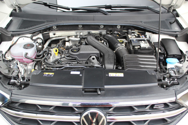 Volkswagen T-Roc 1.5-150pk R-Line Edition DSG-AUTOMAAT ! Gun u het comfort van een automaat ! Slechts 15.000km ! Stoel- en stuurwielverw., IQ-light, Adaptieve cruise cntrl, Navigatie by Apple Carplay/Android auto, Autm. airco dual, Camera, Elektr. achterklep etc.