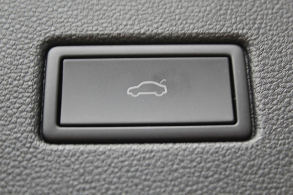 Volkswagen T-Roc 1.5-150pk R-Line Edition DSG-AUTOMAAT ! Gun u het comfort van een automaat ! Slechts 15.000km ! Stoel- en stuurwielverw., IQ-light, Adaptieve cruise cntrl, Navigatie by Apple Carplay/Android auto, Autm. airco dual, Camera, Elektr. achterklep etc.