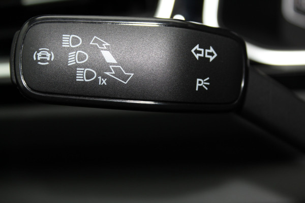 Volkswagen T-Roc 1.5-150pk R-Line Edition DSG-AUTOMAAT ! Gun u het comfort van een automaat ! Slechts 15.000km ! Stoel- en stuurwielverw., IQ-light, Adaptieve cruise cntrl, Navigatie by Apple Carplay/Android auto, Autm. airco dual, Camera, Elektr. achterklep etc.