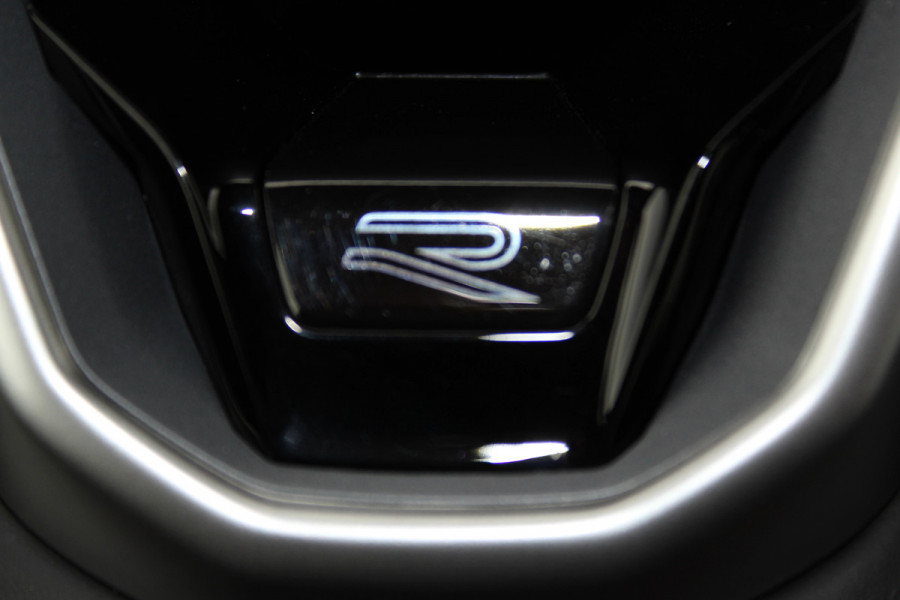 Volkswagen T-Roc 1.5-150pk R-Line Edition DSG-AUTOMAAT ! Gun u het comfort van een automaat ! Slechts 15.000km ! Stoel- en stuurwielverw., IQ-light, Adaptieve cruise cntrl, Navigatie by Apple Carplay/Android auto, Autm. airco dual, Camera, Elektr. achterklep etc.