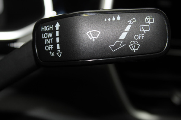 Volkswagen T-Roc 1.5-150pk R-Line Edition DSG-AUTOMAAT ! Gun u het comfort van een automaat ! Slechts 15.000km ! Stoel- en stuurwielverw., IQ-light, Adaptieve cruise cntrl, Navigatie by Apple Carplay/Android auto, Autm. airco dual, Camera, Elektr. achterklep etc.