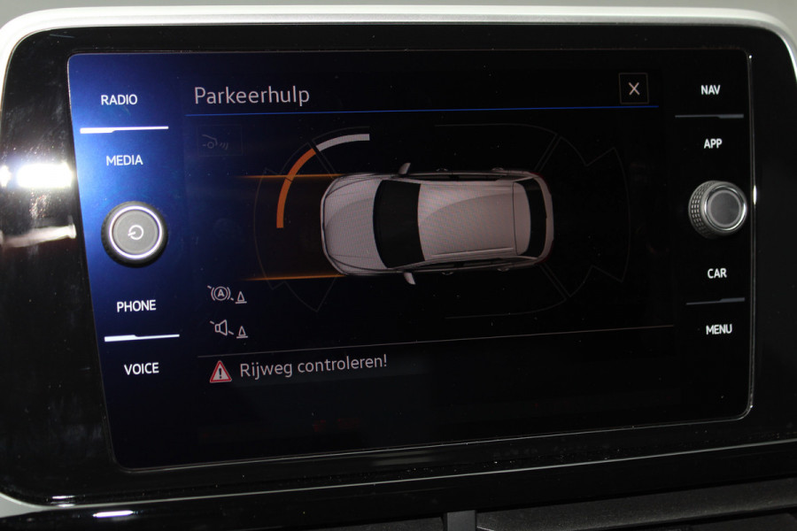 Volkswagen T-Roc 1.5-150pk R-Line Edition DSG-AUTOMAAT ! Gun u het comfort van een automaat ! Slechts 15.000km ! Stoel- en stuurwielverw., IQ-light, Adaptieve cruise cntrl, Navigatie by Apple Carplay/Android auto, Autm. airco dual, Camera, Elektr. achterklep etc.