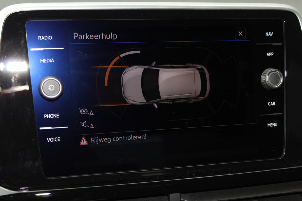 Volkswagen T-Roc 1.5-150pk R-Line Edition DSG-AUTOMAAT ! Gun u het comfort van een automaat ! Slechts 15.000km ! Stoel- en stuurwielverw., IQ-light, Adaptieve cruise cntrl, Navigatie by Apple Carplay/Android auto, Autm. airco dual, Camera, Elektr. achterklep etc.