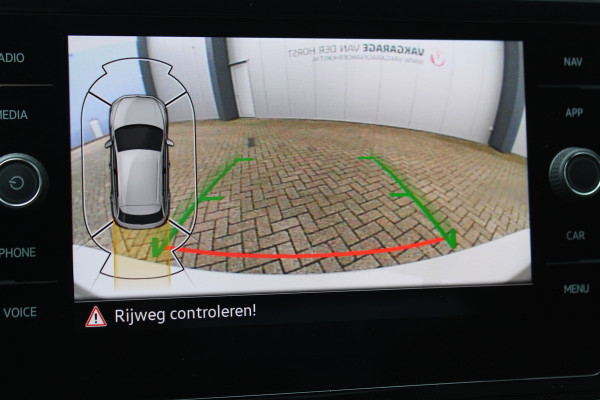 Volkswagen T-Roc 1.5-150pk R-Line Edition DSG-AUTOMAAT ! Gun u het comfort van een automaat ! Slechts 15.000km ! Stoel- en stuurwielverw., IQ-light, Adaptieve cruise cntrl, Navigatie by Apple Carplay/Android auto, Autm. airco dual, Camera, Elektr. achterklep etc.