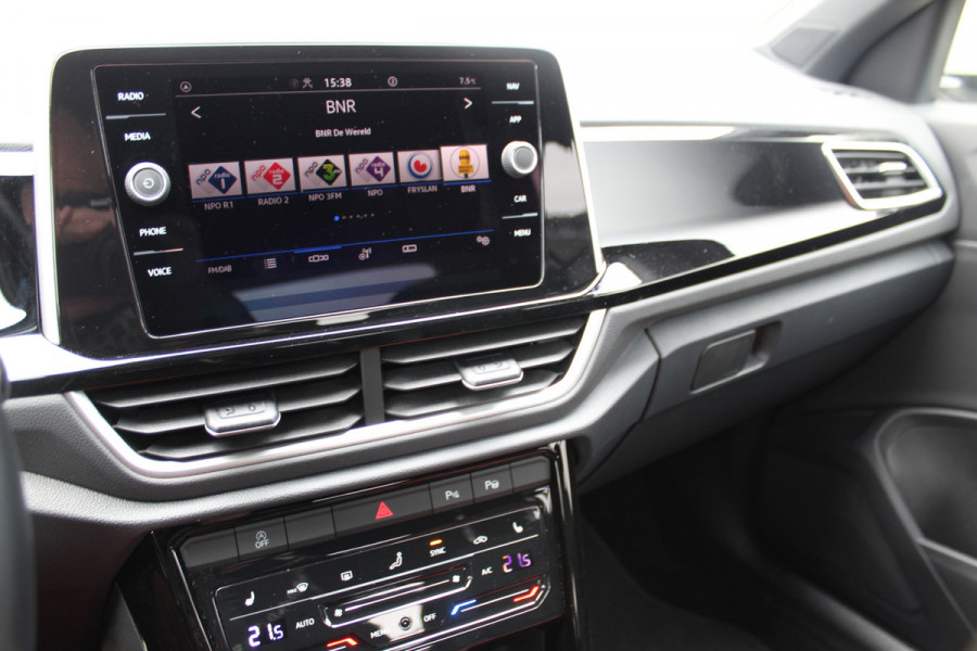 Volkswagen T-Roc 1.5-150pk R-Line Edition DSG-AUTOMAAT ! Gun u het comfort van een automaat ! Slechts 15.000km ! Stoel- en stuurwielverw., IQ-light, Adaptieve cruise cntrl, Navigatie by Apple Carplay/Android auto, Autm. airco dual, Camera, Elektr. achterklep etc.