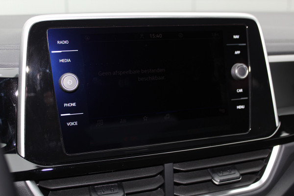 Volkswagen T-Roc 1.5-150pk R-Line Edition DSG-AUTOMAAT ! Gun u het comfort van een automaat ! Slechts 15.000km ! Stoel- en stuurwielverw., IQ-light, Adaptieve cruise cntrl, Navigatie by Apple Carplay/Android auto, Autm. airco dual, Camera, Elektr. achterklep etc.