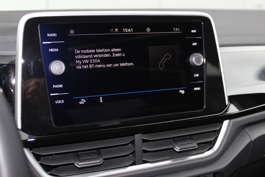 Volkswagen T-Roc 1.5-150pk R-Line Edition DSG-AUTOMAAT ! Gun u het comfort van een automaat ! Slechts 15.000km ! Stoel- en stuurwielverw., IQ-light, Adaptieve cruise cntrl, Navigatie by Apple Carplay/Android auto, Autm. airco dual, Camera, Elektr. achterklep etc.