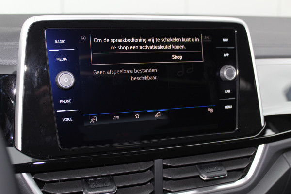 Volkswagen T-Roc 1.5-150pk R-Line Edition DSG-AUTOMAAT ! Gun u het comfort van een automaat ! Slechts 15.000km ! Stoel- en stuurwielverw., IQ-light, Adaptieve cruise cntrl, Navigatie by Apple Carplay/Android auto, Autm. airco dual, Camera, Elektr. achterklep etc.