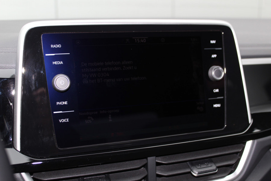 Volkswagen T-Roc 1.5-150pk R-Line Edition DSG-AUTOMAAT ! Gun u het comfort van een automaat ! Slechts 15.000km ! Stoel- en stuurwielverw., IQ-light, Adaptieve cruise cntrl, Navigatie by Apple Carplay/Android auto, Autm. airco dual, Camera, Elektr. achterklep etc.