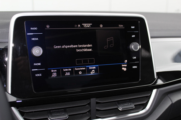 Volkswagen T-Roc 1.5-150pk R-Line Edition DSG-AUTOMAAT ! Gun u het comfort van een automaat ! Slechts 15.000km ! Stoel- en stuurwielverw., IQ-light, Adaptieve cruise cntrl, Navigatie by Apple Carplay/Android auto, Autm. airco dual, Camera, Elektr. achterklep etc.