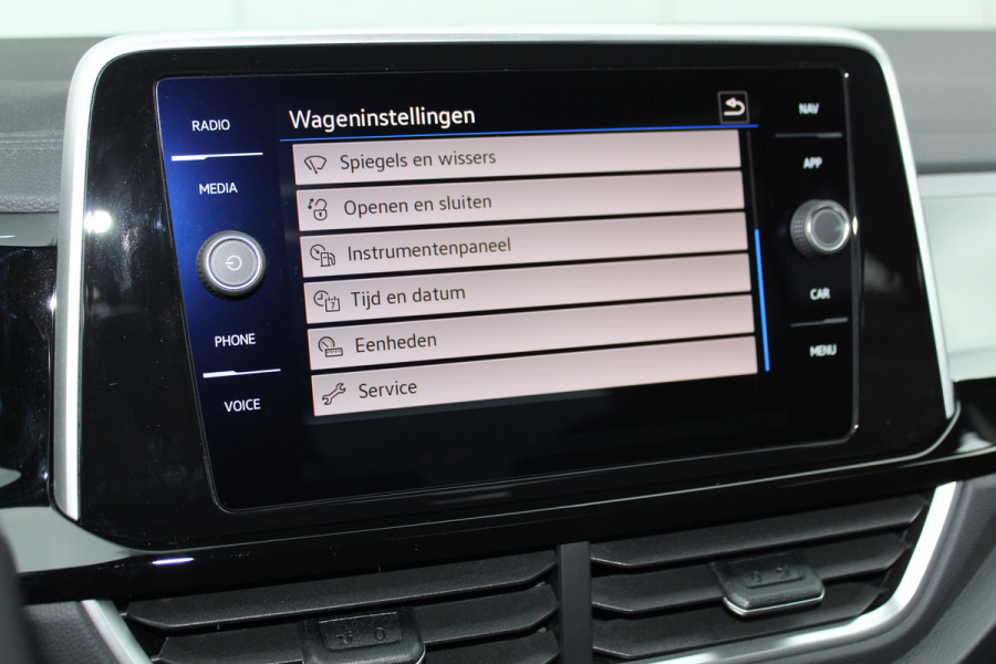 Volkswagen T-Roc 1.5-150pk R-Line Edition DSG-AUTOMAAT ! Gun u het comfort van een automaat ! Slechts 15.000km ! Stoel- en stuurwielverw., IQ-light, Adaptieve cruise cntrl, Navigatie by Apple Carplay/Android auto, Autm. airco dual, Camera, Elektr. achterklep etc.