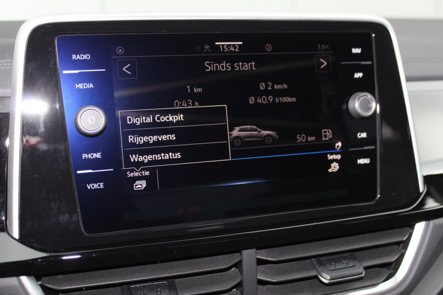 Volkswagen T-Roc 1.5-150pk R-Line Edition DSG-AUTOMAAT ! Gun u het comfort van een automaat ! Slechts 15.000km ! Stoel- en stuurwielverw., IQ-light, Adaptieve cruise cntrl, Navigatie by Apple Carplay/Android auto, Autm. airco dual, Camera, Elektr. achterklep etc.