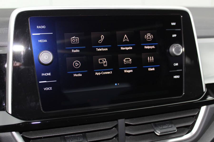 Volkswagen T-Roc 1.5-150pk R-Line Edition DSG-AUTOMAAT ! Gun u het comfort van een automaat ! Slechts 15.000km ! Stoel- en stuurwielverw., IQ-light, Adaptieve cruise cntrl, Navigatie by Apple Carplay/Android auto, Autm. airco dual, Camera, Elektr. achterklep etc.