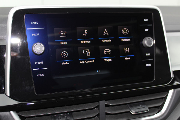 Volkswagen T-Roc 1.5-150pk R-Line Edition DSG-AUTOMAAT ! Gun u het comfort van een automaat ! Slechts 15.000km ! Stoel- en stuurwielverw., IQ-light, Adaptieve cruise cntrl, Navigatie by Apple Carplay/Android auto, Autm. airco dual, Camera, Elektr. achterklep etc.