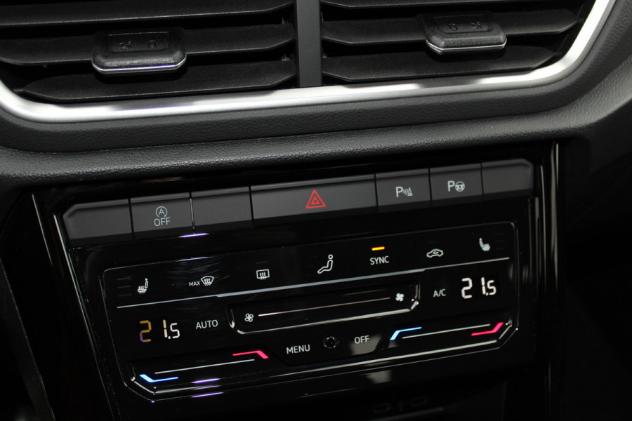 Volkswagen T-Roc 1.5-150pk R-Line Edition DSG-AUTOMAAT ! Gun u het comfort van een automaat ! Slechts 15.000km ! Stoel- en stuurwielverw., IQ-light, Adaptieve cruise cntrl, Navigatie by Apple Carplay/Android auto, Autm. airco dual, Camera, Elektr. achterklep etc.