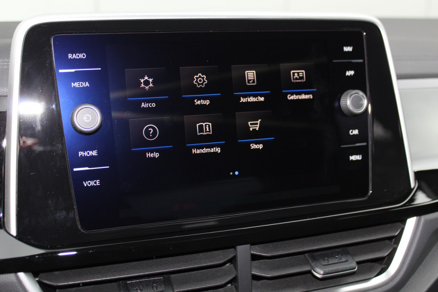 Volkswagen T-Roc 1.5-150pk R-Line Edition DSG-AUTOMAAT ! Gun u het comfort van een automaat ! Slechts 15.000km ! Stoel- en stuurwielverw., IQ-light, Adaptieve cruise cntrl, Navigatie by Apple Carplay/Android auto, Autm. airco dual, Camera, Elektr. achterklep etc.