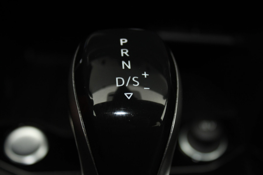 Volkswagen T-Roc 1.5-150pk R-Line Edition DSG-AUTOMAAT ! Gun u het comfort van een automaat ! Slechts 15.000km ! Stoel- en stuurwielverw., IQ-light, Adaptieve cruise cntrl, Navigatie by Apple Carplay/Android auto, Autm. airco dual, Camera, Elektr. achterklep etc.