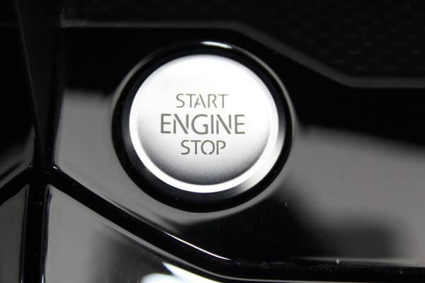 Volkswagen T-Roc 1.5-150pk R-Line Edition DSG-AUTOMAAT ! Gun u het comfort van een automaat ! Slechts 15.000km ! Stoel- en stuurwielverw., IQ-light, Adaptieve cruise cntrl, Navigatie by Apple Carplay/Android auto, Autm. airco dual, Camera, Elektr. achterklep etc.