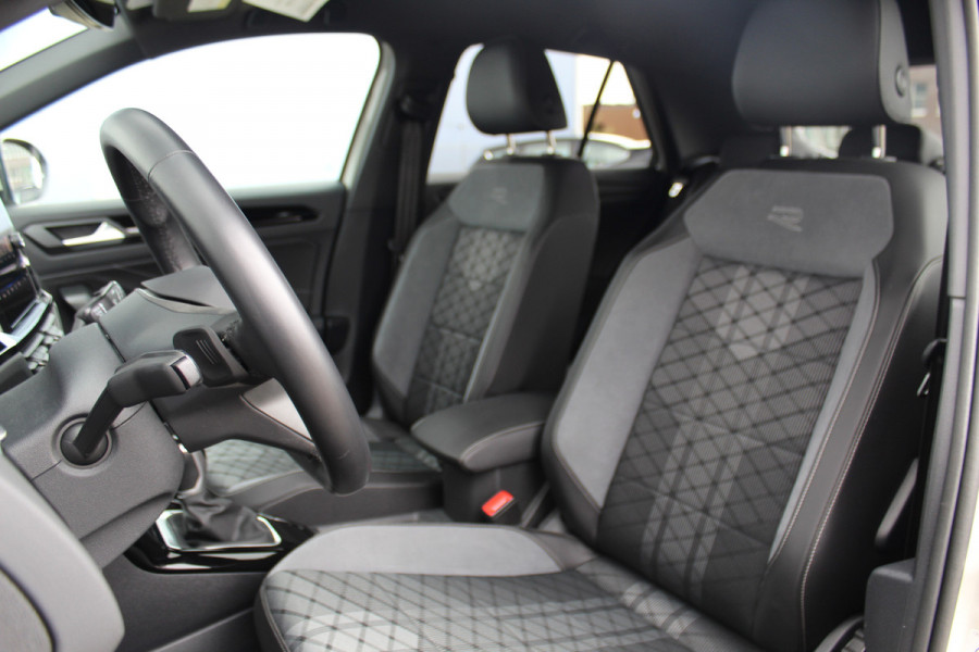 Volkswagen T-Roc 1.5-150pk R-Line Edition DSG-AUTOMAAT ! Gun u het comfort van een automaat ! Slechts 15.000km ! Stoel- en stuurwielverw., IQ-light, Adaptieve cruise cntrl, Navigatie by Apple Carplay/Android auto, Autm. airco dual, Camera, Elektr. achterklep etc.