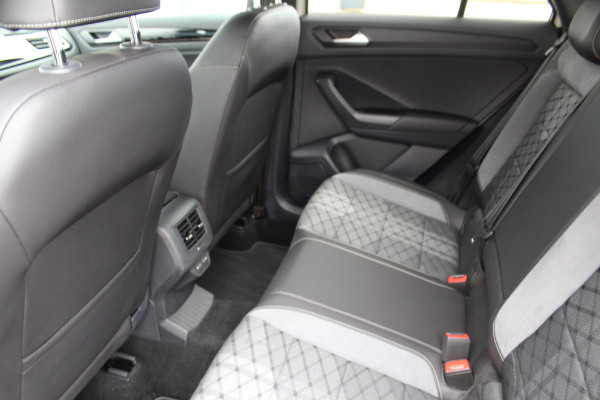 Volkswagen T-Roc 1.5-150pk R-Line Edition DSG-AUTOMAAT ! Gun u het comfort van een automaat ! Slechts 15.000km ! Stoel- en stuurwielverw., IQ-light, Adaptieve cruise cntrl, Navigatie by Apple Carplay/Android auto, Autm. airco dual, Camera, Elektr. achterklep etc.