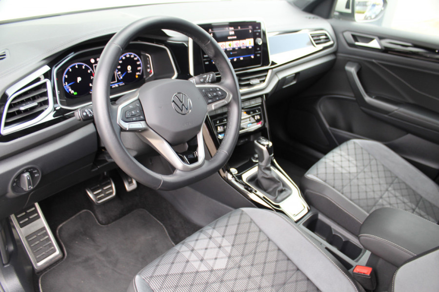 Volkswagen T-Roc 1.5-150pk R-Line Edition DSG-AUTOMAAT ! Gun u het comfort van een automaat ! Slechts 15.000km ! Stoel- en stuurwielverw., IQ-light, Adaptieve cruise cntrl, Navigatie by Apple Carplay/Android auto, Autm. airco dual, Camera, Elektr. achterklep etc.