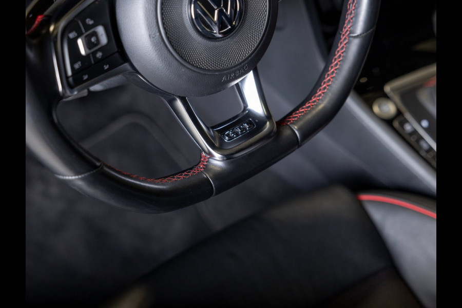 Volkswagen Golf 2.0 TSI GTI Performance / 245pk / Panorama dak / Leder / Dodehoek herkenning ./